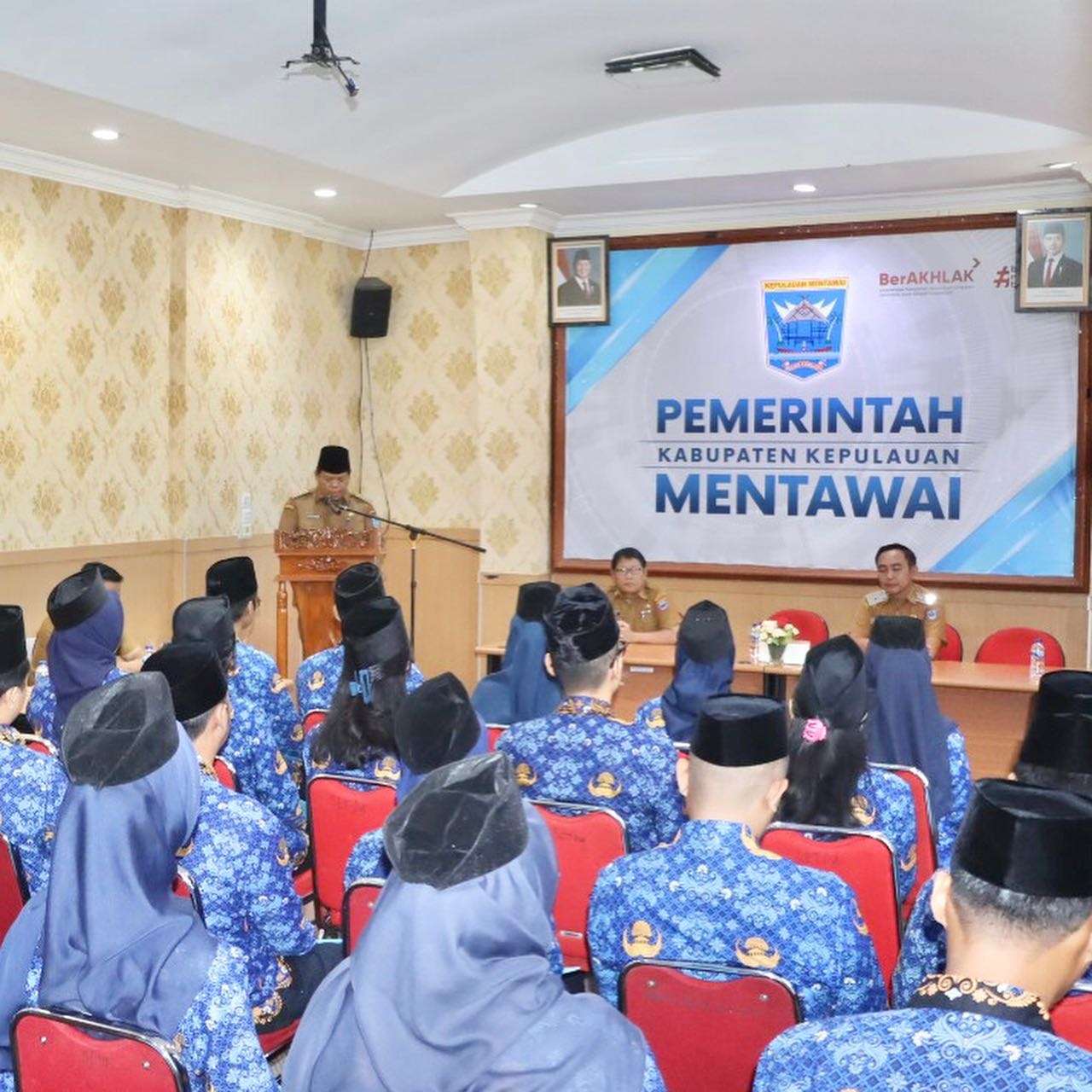 Wakil Bupati Kepulauan Mentawai Serahkan SK CPNS: Awali Langkah Pengabdian dengan Semangat dan Integritas