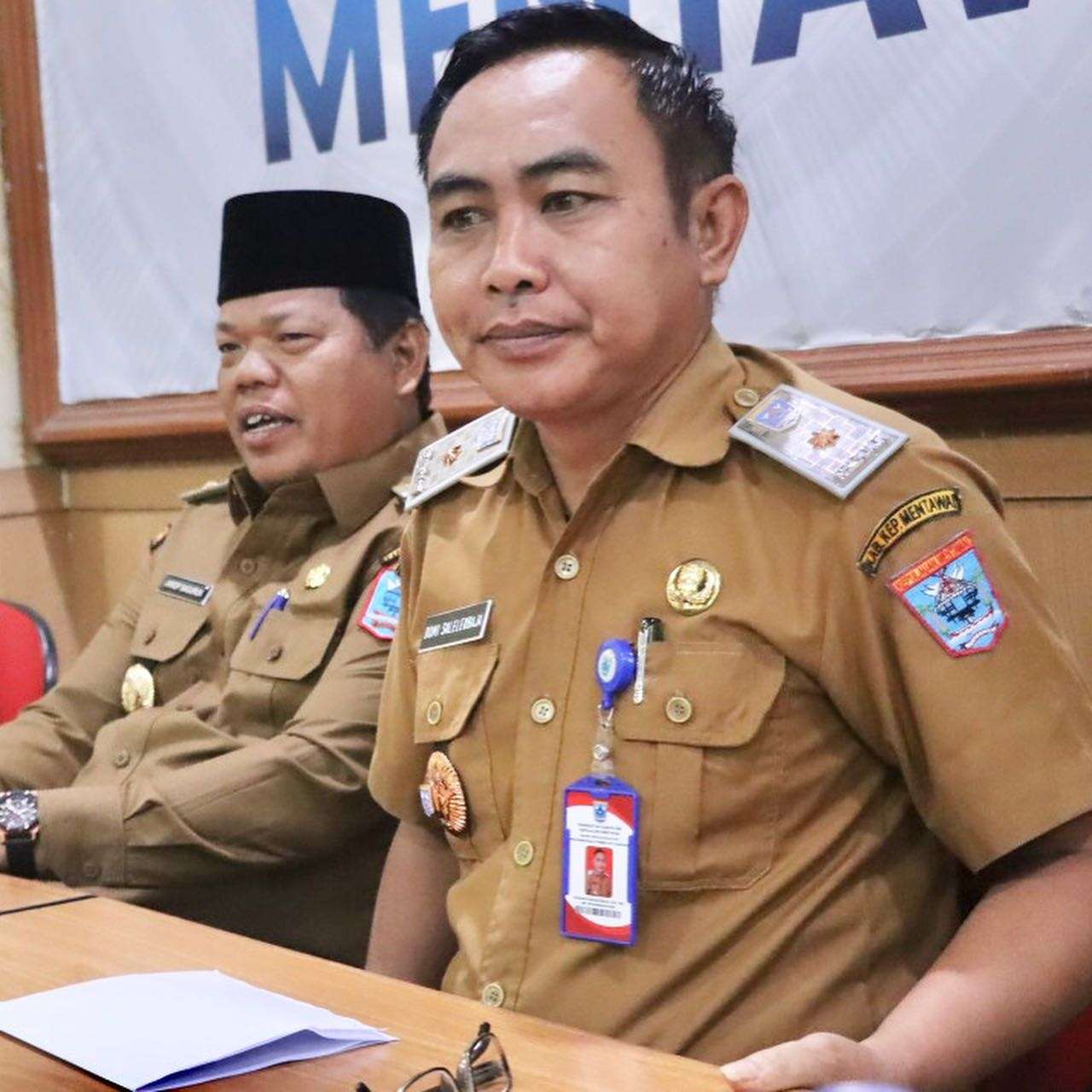 Wakil Bupati Kepulauan Mentawai Serahkan SK CPNS: Awali Langkah Pengabdian dengan Semangat dan Integritas