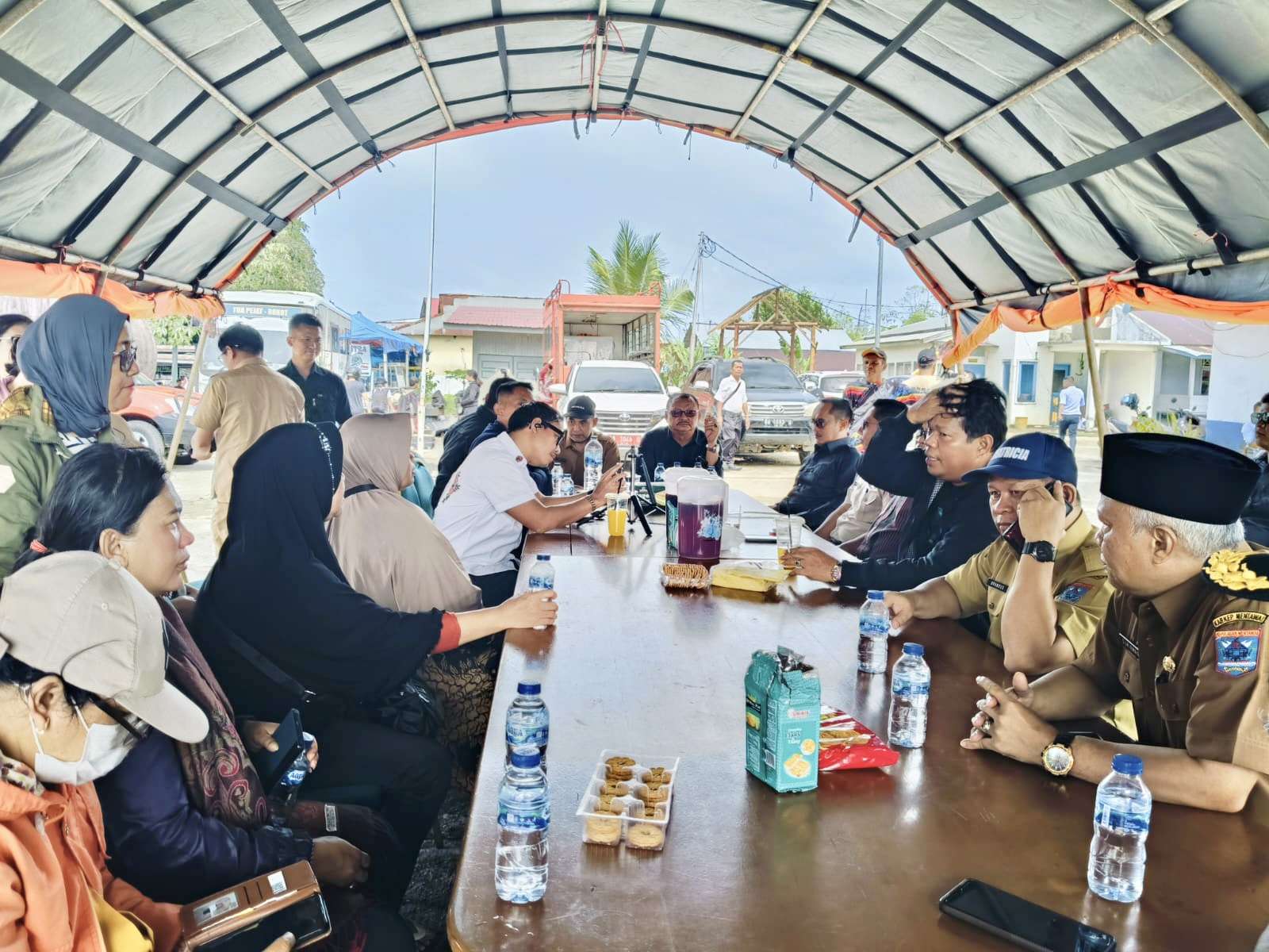 Bupati Kepulauan Mentawai Bersama Forkopimda Menunggu Kedatangan Korban Long Boat Terbalik, Seluruh Penumpang Selamat
