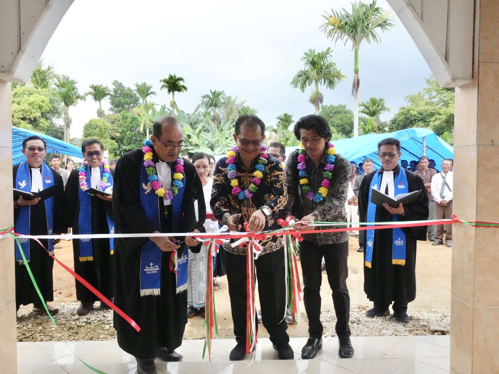 Bupati Mentawai Diwakili Asisten Administrasi Umum Hadiri Peresmian Gereja GKPM Jemaat Surat Aban Pananggalat