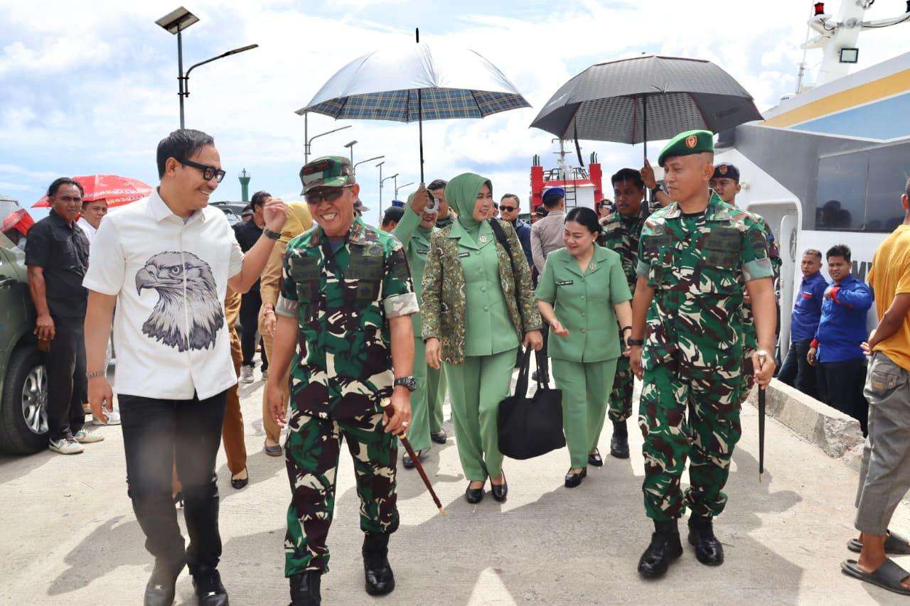 Tingkatkan Keamanan Wilayah Terdepan, Bupati Mentawai Terima Kunjungan Danrem 032/Wirabraja