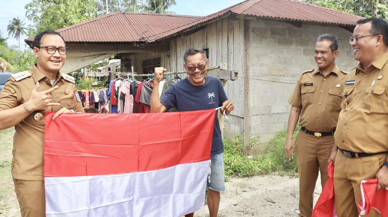 Semarak Merah Putih di Mentawai, Bupati Bagikan Bendera Sambut HUT RI ke- 80