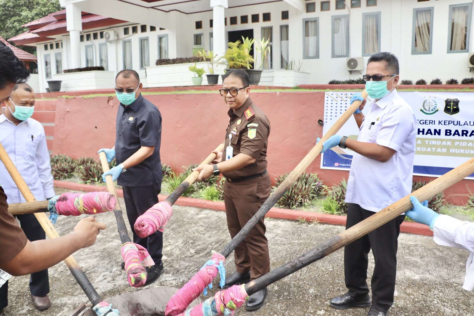 Sekda Mentawai Hadiri Pemusnahan Barang Bukti , Tegaskan Dukungan pada Penegakan Hukum
