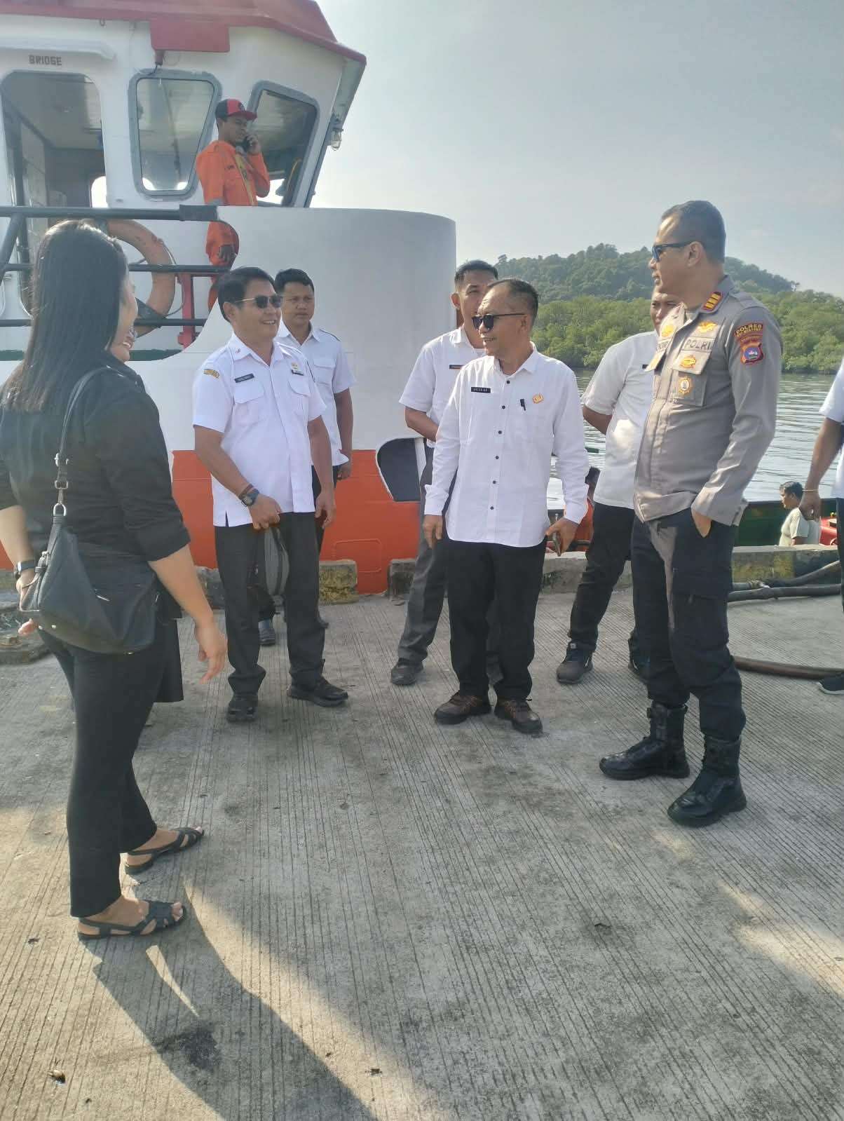 Wakili Bupati, Asisten II Pantau Kedatangan Kapal Pengangkut BBM di Tuapejat