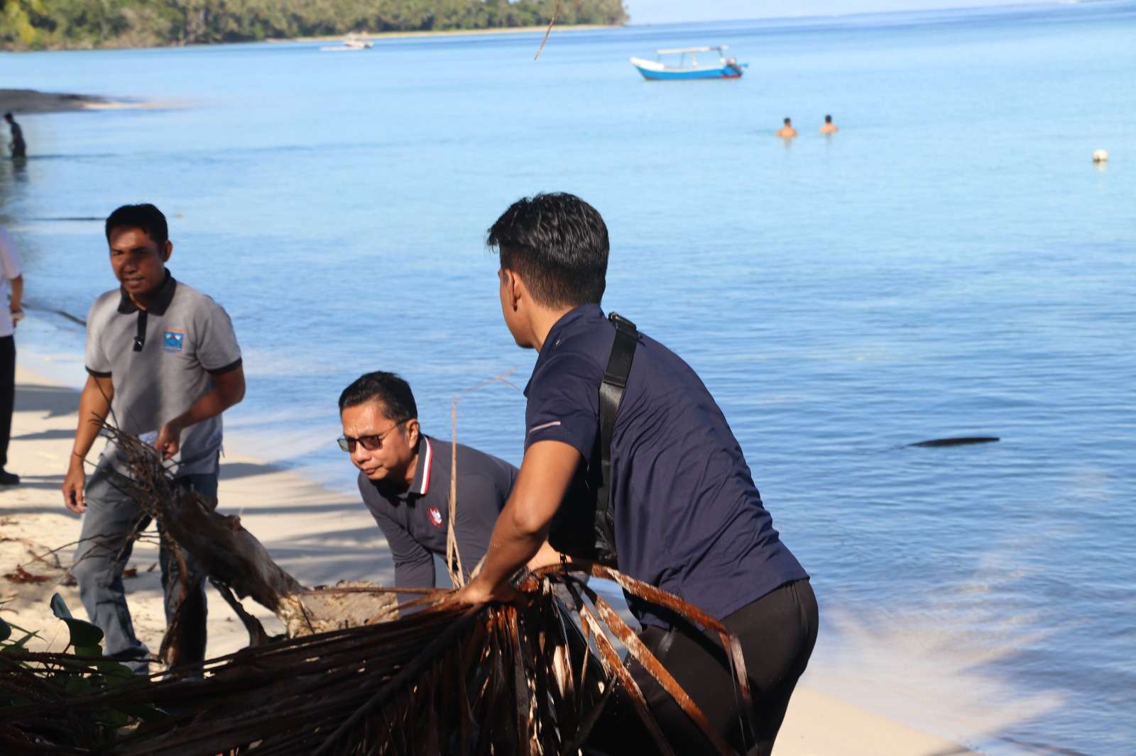 Sekda Martinus D. Kerahkan Seluruh OPD Bersihkan Kawasan Wisata Pantai Jati