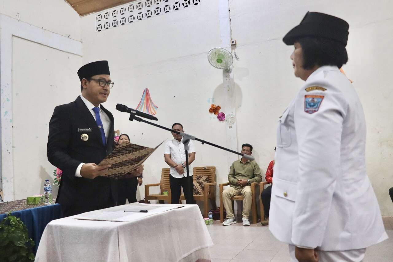 Bupati Kepulauan Mentawai Kukuhkan Dua Camat Baru: Fokus pada Penanganan Sampah dan Percepatan Pembangunan