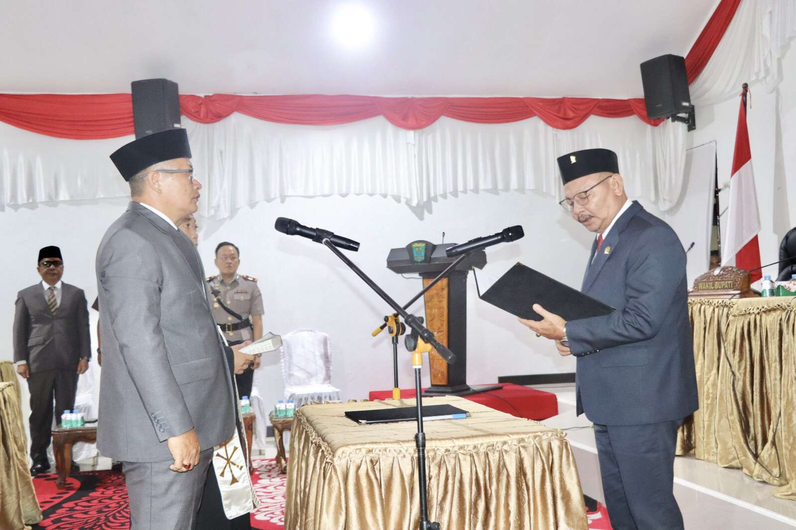 Wakil Bupati Mentawai Hadiri Pelantikan PAW Anggota DPRD Kabupaten Kepulauan Mentawai