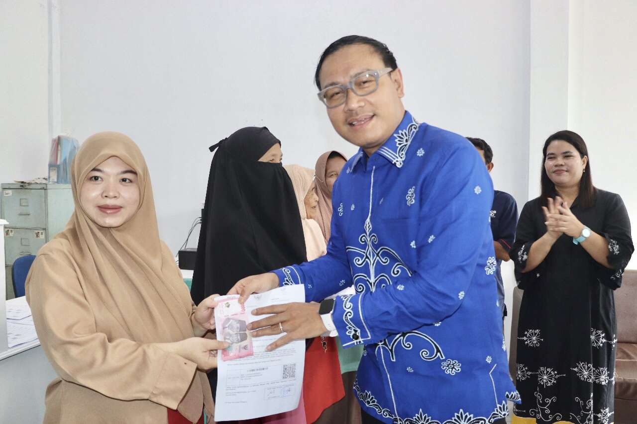 Bupati Mentawai Rinto Wardana Buka Secara Resmi Penyaluran Bantuan Langsung Tunai di Kantor Pos Mentawai