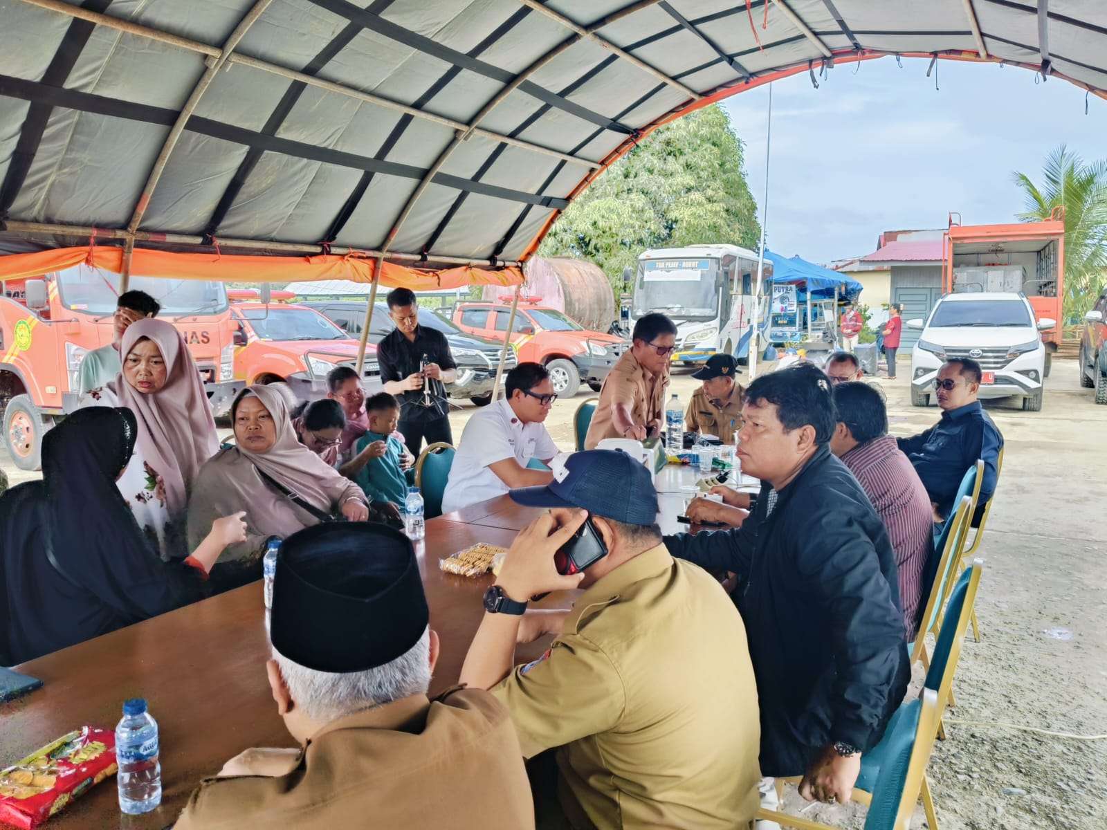 Bupati Kepulauan Mentawai Bersama Forkopimda Menunggu Kedatangan Korban Long Boat Terbalik, Seluruh Penumpang Selamat