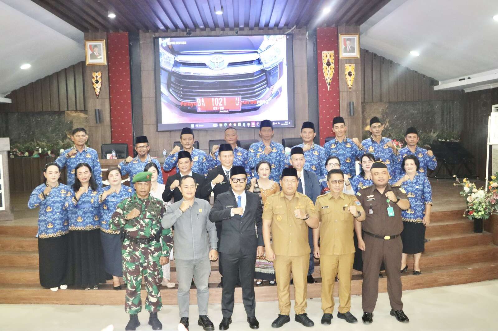 Bupati Mentawai : Jabatan Bukan Hadiah, Tiga Pejabat Eselon II dan 14 Kepsek Resmi Dilantik