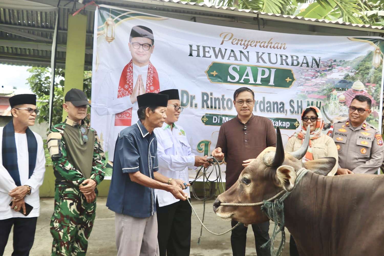 Sambut Idul Adha 2026, Bupati Mentawai Serahkan Sapi Kurban ke Mesjid Al-Furqon Sikakap