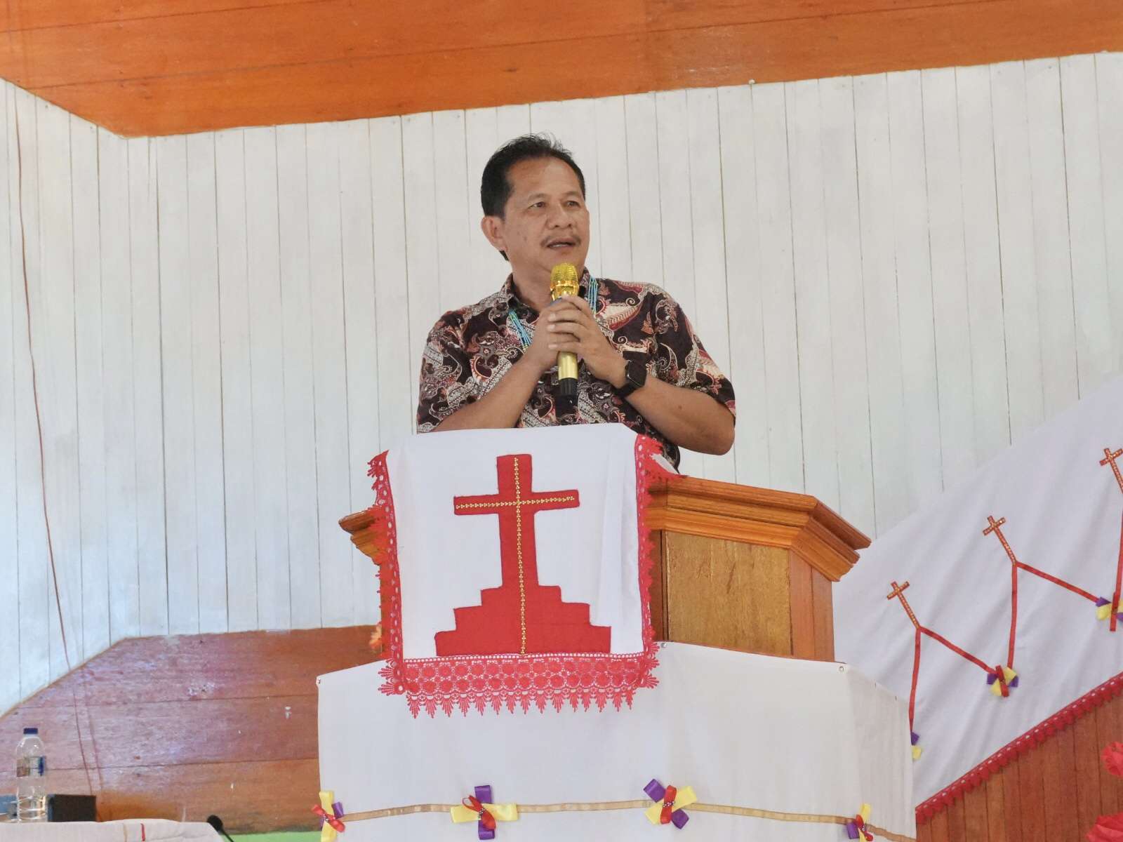 Asisten Administrasi Umum Wakili Bupati Mentawai Hadiri Peresmian dan Penthabisan Gedung Gereja Baru GKPM Jemaat Mapinang Utara
