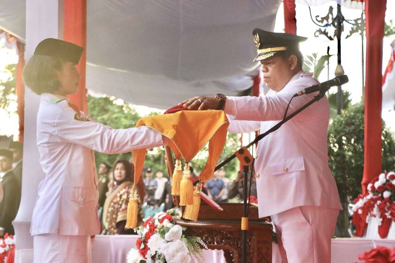 Khidmat dan Penuh Haru, Wabup Jakop Pimpin Upacara Penurunan Bendera HUT ke-80 RI di Mentawai