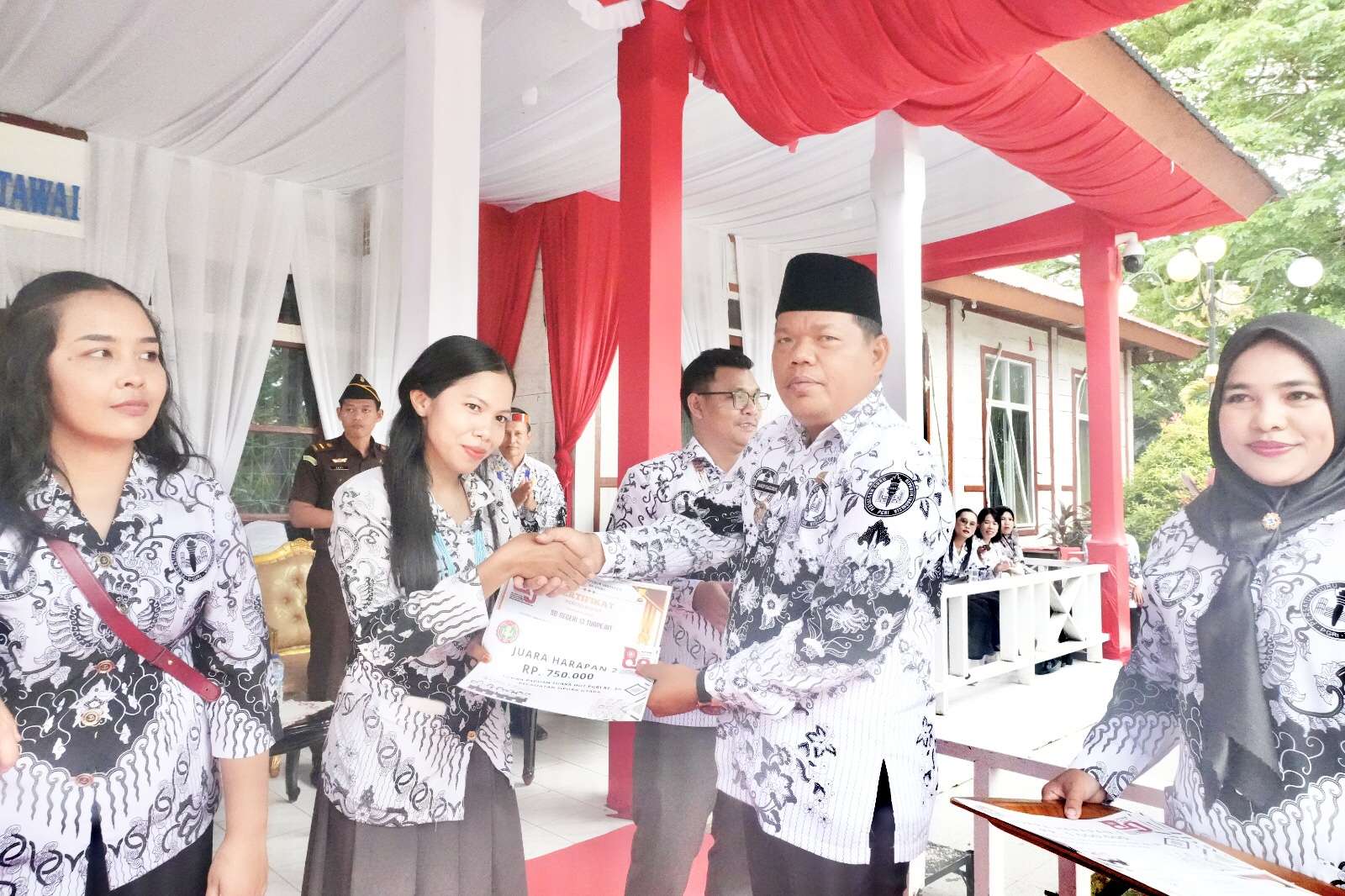 Wabup Jakop Saguruk Bacakan Amanat Menteri Pendidikan Dasar dan Menengah RI Pada Upacara HGN 2025 di Mentawai