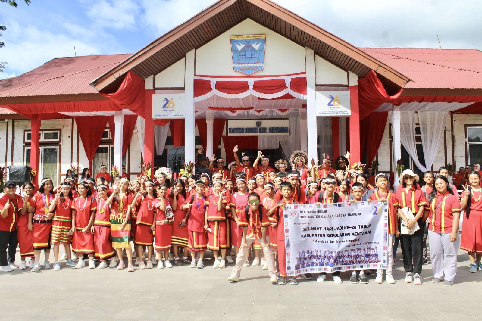 Bupati Kepulauan Mentawai Saksikan Semarak Pawai Budaya Hari jadi ke - 26