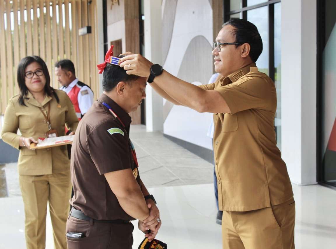 Bupati Mentawai Sambut Kedatangan Kepala Kejaksaan Negeri Mentawai yang Baru di Bandar Udara Mentawai