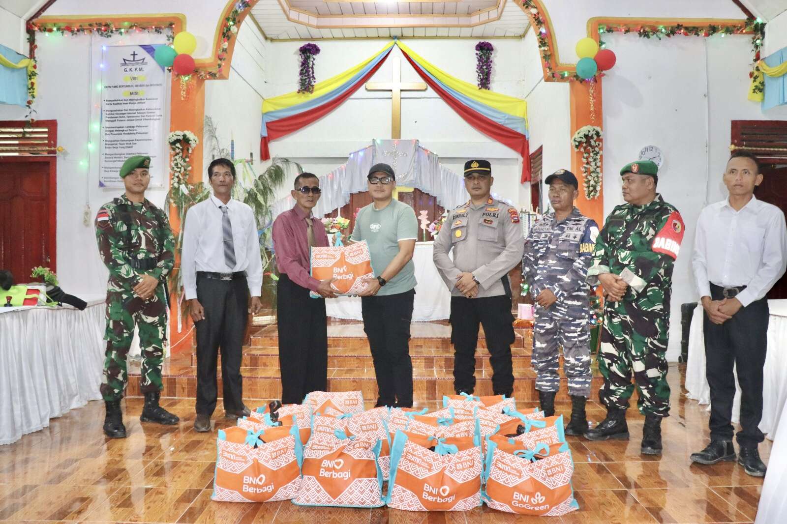 Bupati Mentawai Rinto Wardana Hadiri Ibadah Natal dan Serahkan Bantuan kepada Jemaat di Kecamatan Sikakap