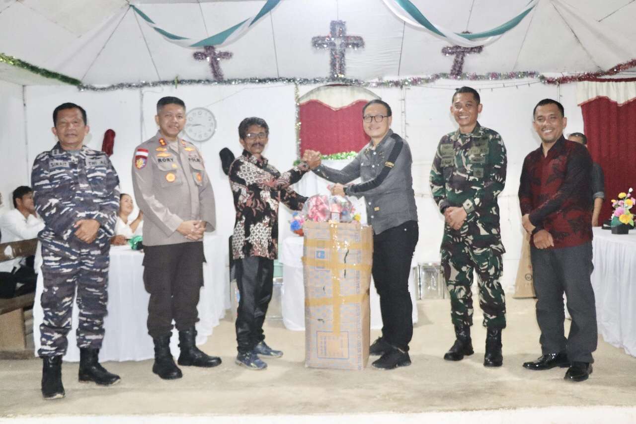 Safari Natal 2025: Bupati Rinto Wardana Berbagi Sukacita Bersama Jemaat di Pagai Selatan dan Sikakap