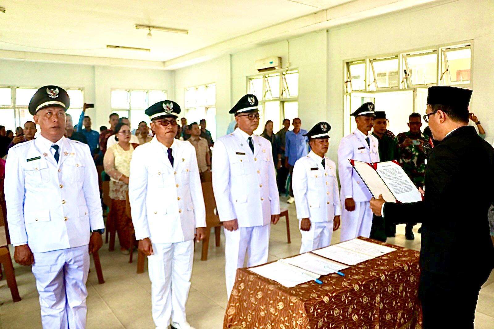 Lantik Lima Pj. Kepala Desa  Siberut Utara dan Siberut Barat, Bupati Mentawai Tekankan Pengelolaan Anggaran dan Sampah