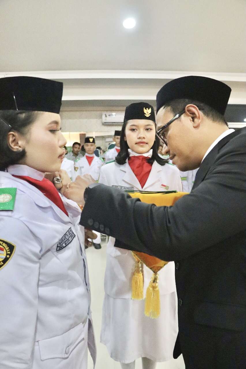 Bupati Mentawai Rinto Wardana Kukuhkan Paskibra untuk Upacara HUT RI ke-80