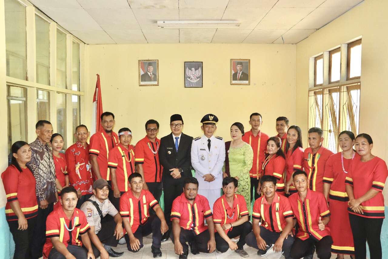 Bupati Rinto Wardana Kukuhkan Camat Pagai Utara : Camat Harus Jadi Garda Terdepan Pelayanan Masyarakat