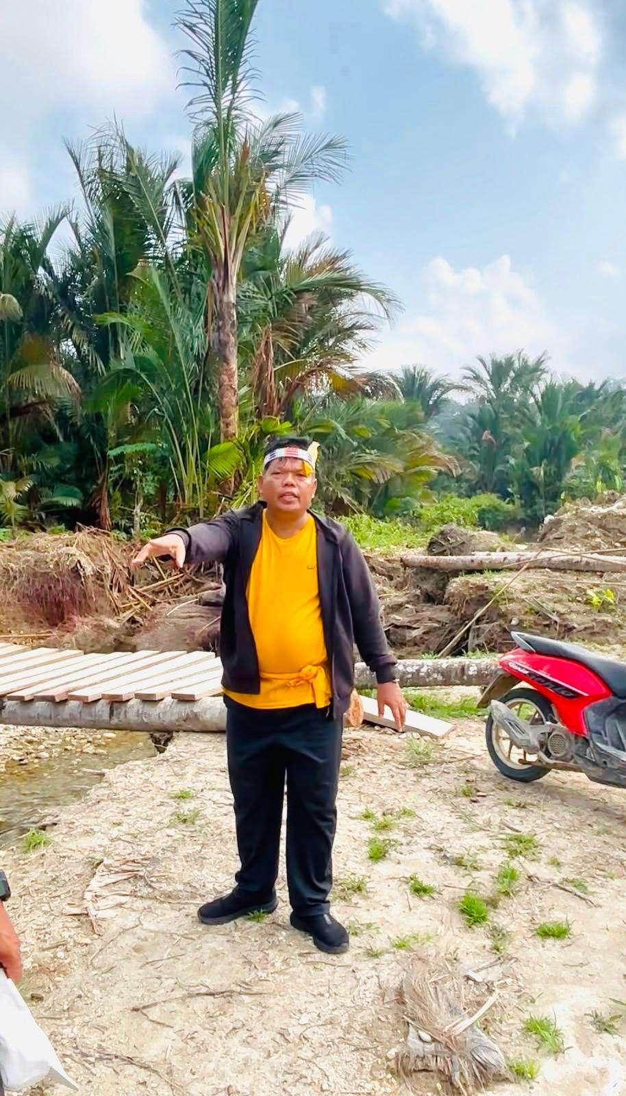 Usai Hadiri Penobatan Sikerei, Wakil Bupati Mentawai Tinjau Jalan Madobag-Matotonan