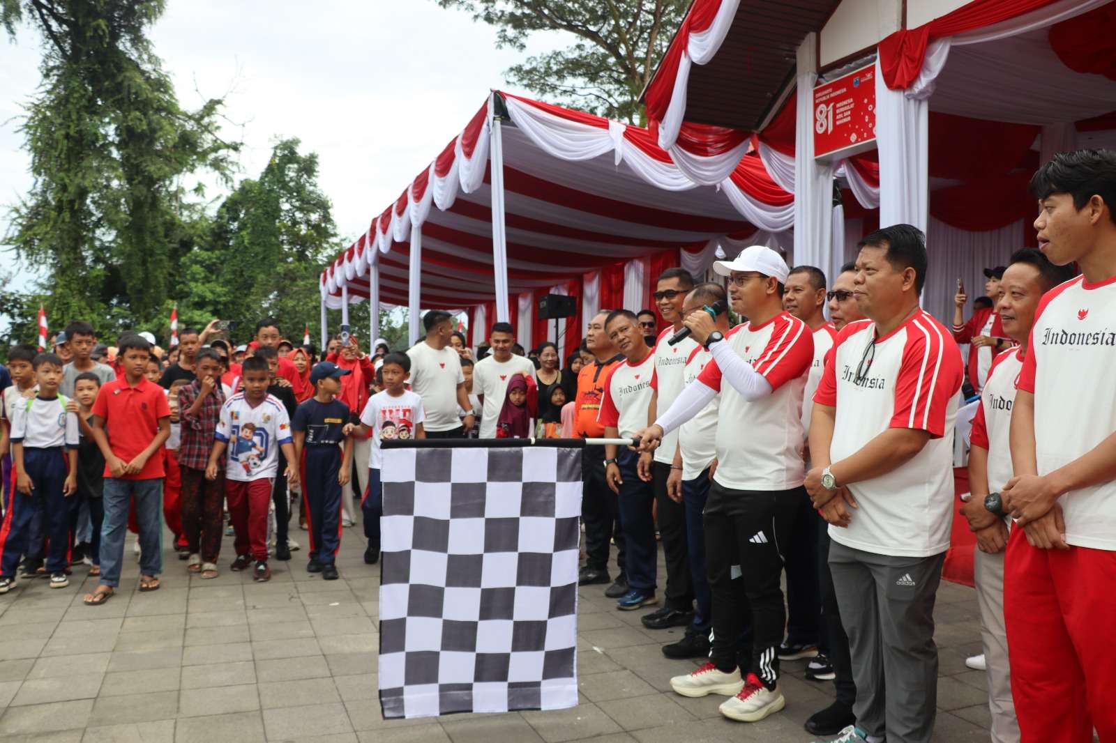Bupati Kepulauan Mentawai Lepas Peserta Jalan Sehat Sambut HUT RI ke-81