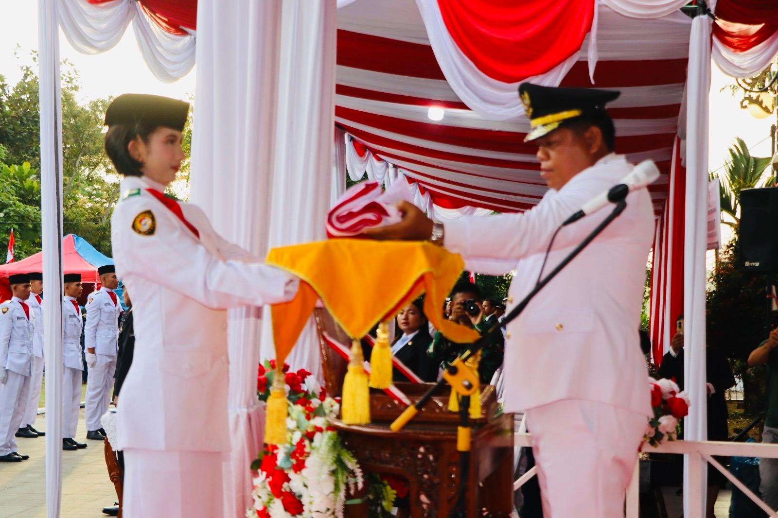 Wakil Bupati Mentawai Jakop Saguruk Pimpin Upacara Penurunan Bendera HUT ke-81 Kemerdekaan RI