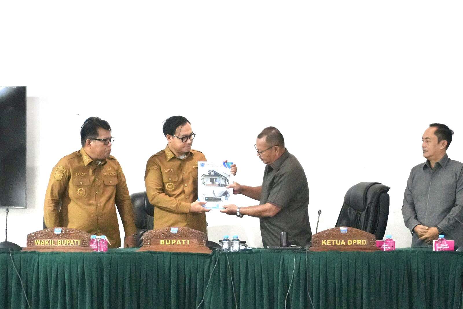 Bupati Mentawai Rinto Wardana Hadiri Rapat Paripurna DPRD, Tegaskan Komitmen Tindak lanjut Rekomendasi LKPJ 2025