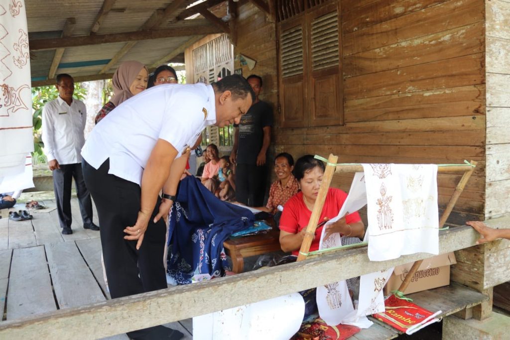 Pj.Bupati Kunjungi UMKM di Kecamatan Siberut Selatan